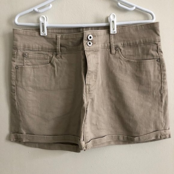 Denizen from Levi's Pants - Levi's Khaki Jean Shorts